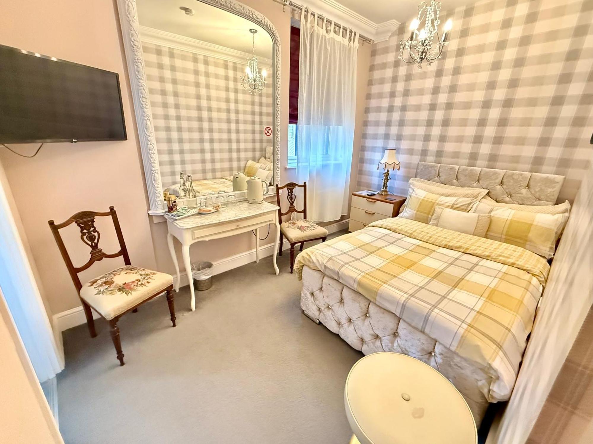 Upton Country Park Guest House Northampton Exterior foto